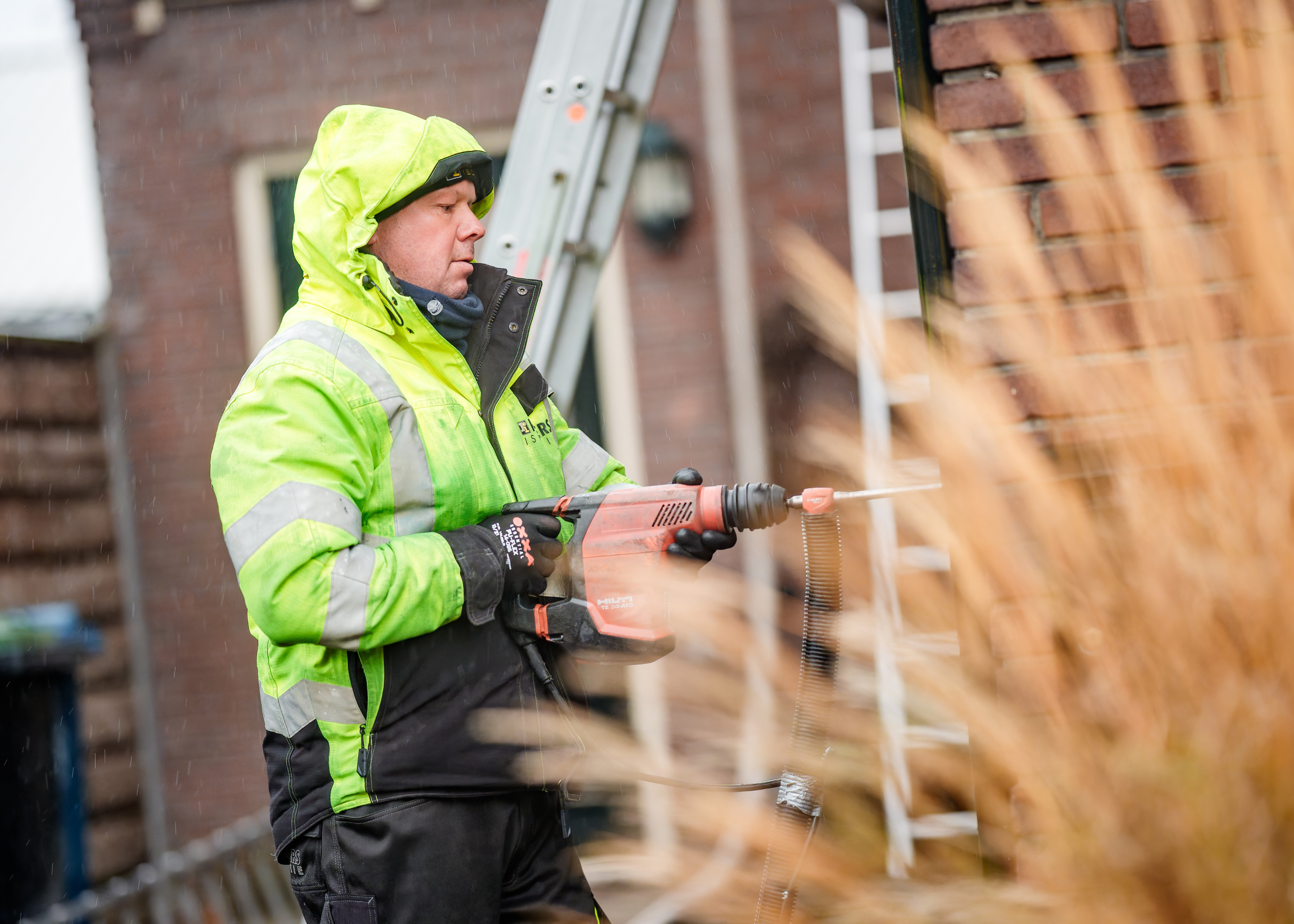 Gaten in de muur boren