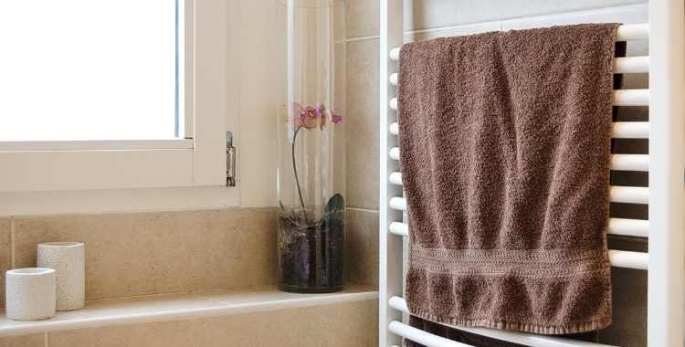 Foto van handdoek in badkamer