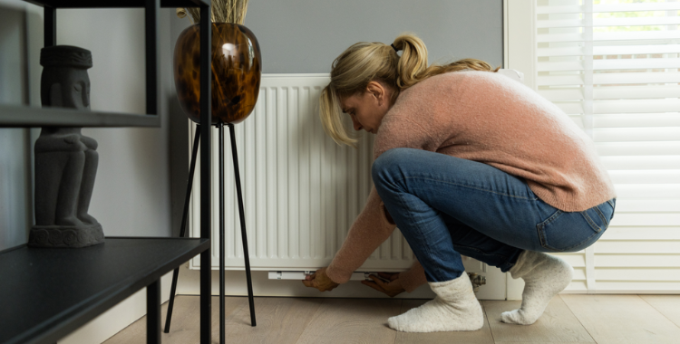 Radiatorventilator wordt geplaatst