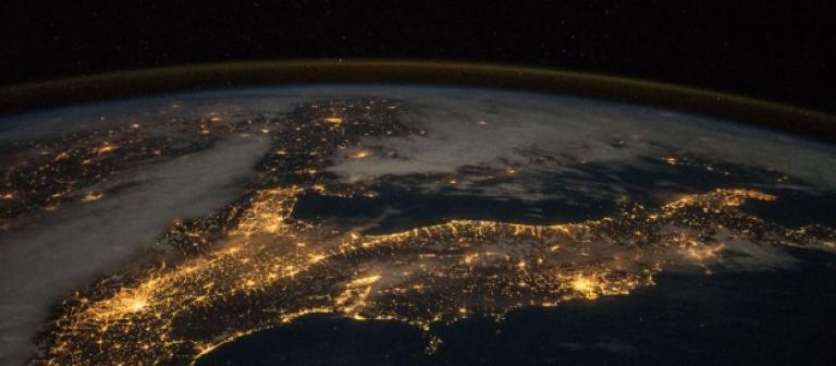 Foto aarde donker vanuit ruimte