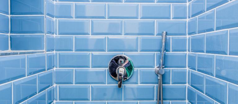 Foto van een blauw betegelde douche