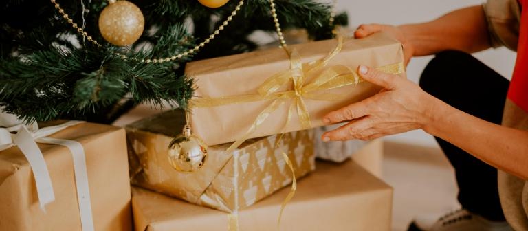 Foto van cadeautjes onder de kerstboom