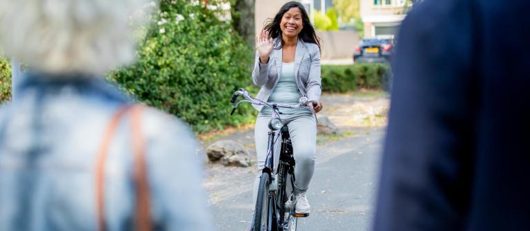 Vrouw op de fiets 