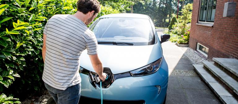 Foto van een elektrische auto die opgeladen wordt