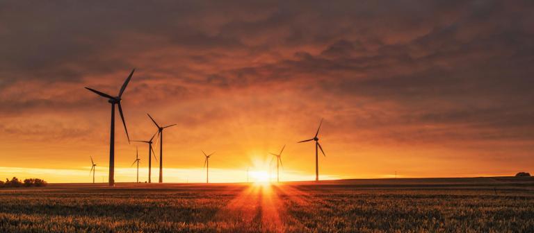 Windmolens en zonsondergang