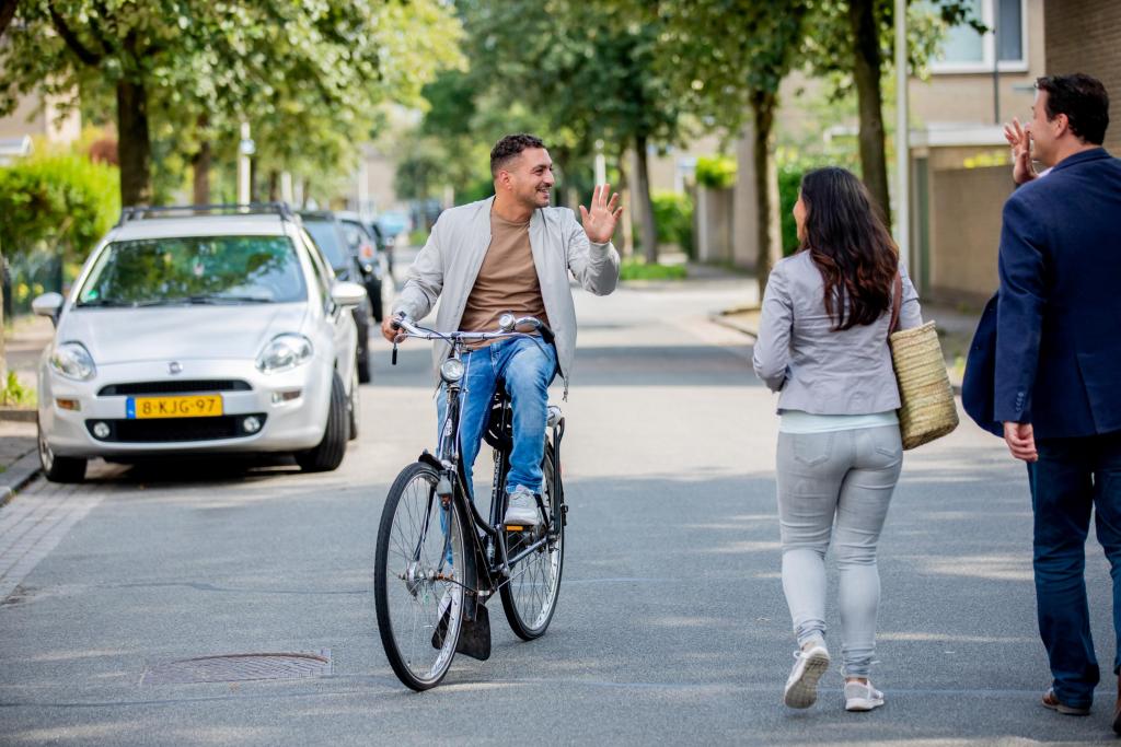 Beeld fietsende mensen