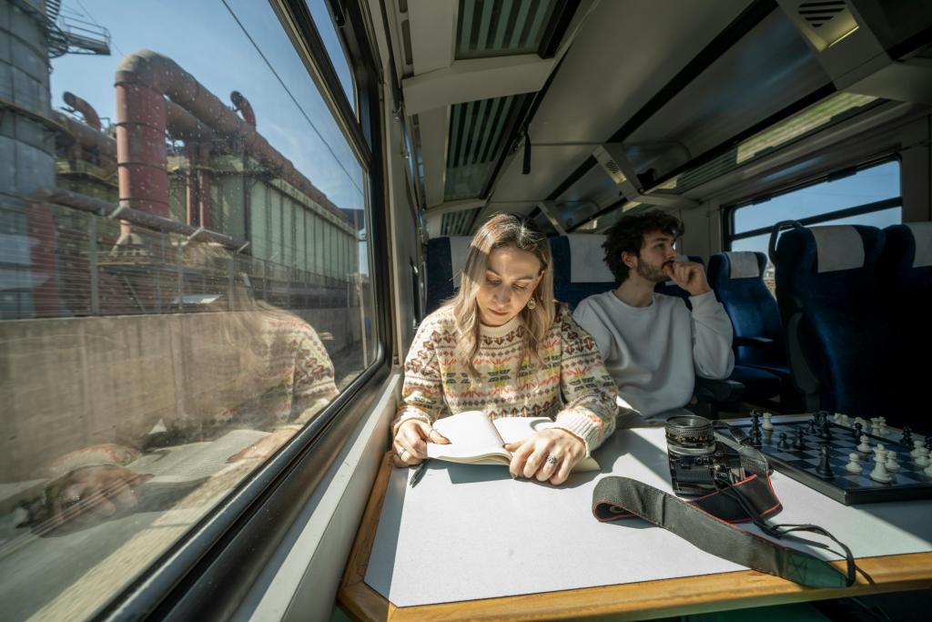 Foto van een stel in de trein