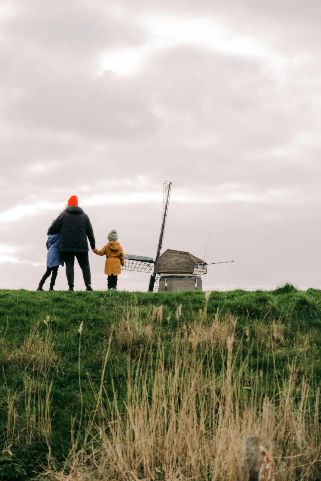 Gezin kijkt uit over een Nederlands landschap