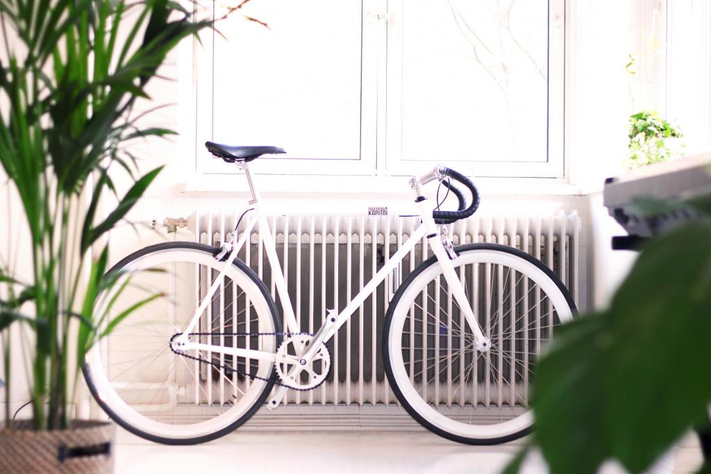 Radiator met fiets er tegenaan