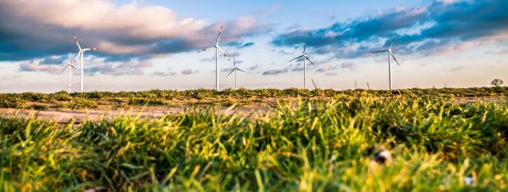 Foto windmolens groen gras blauwe lucht