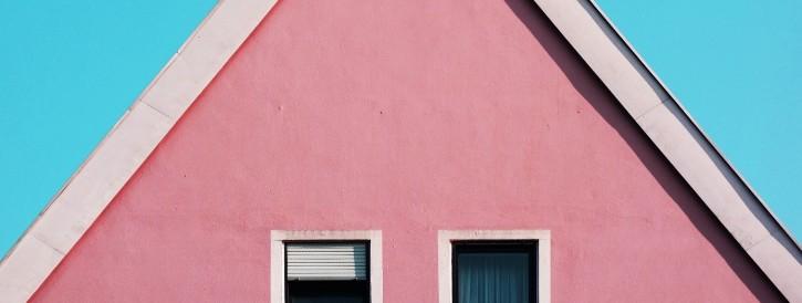 Foto roze huis blauwe lucht