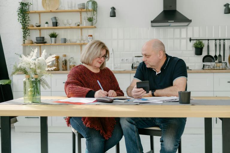 Stel kijkt naar de energierekening