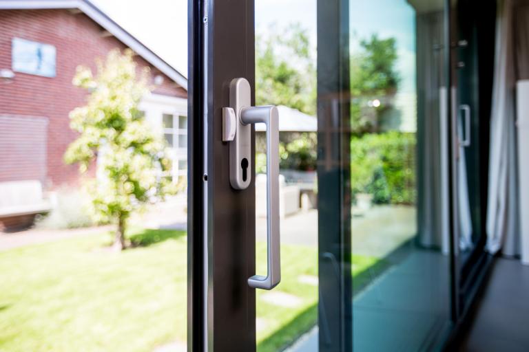 Een moderne schuifpui van kunststof