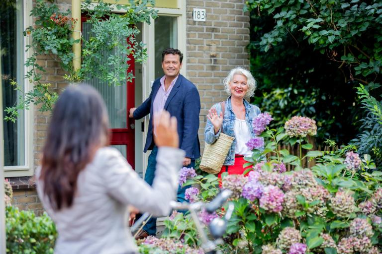 Buren ontmoeten elkaar